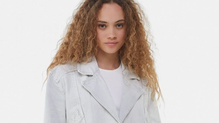 Bershka rebaja más de un 70% esta cazadora que combina con todo