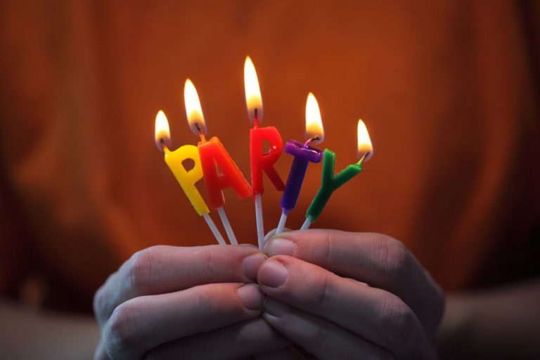 Un influencer español la rompe en redes comparando los cumpleaños de antes con los de ahora