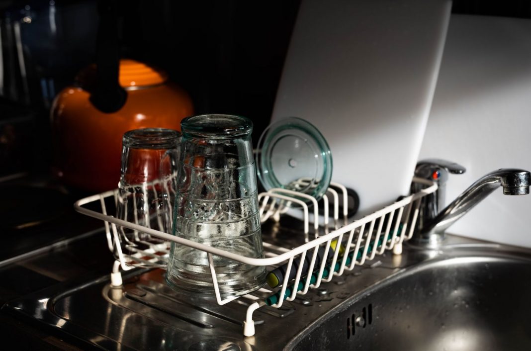 Lavavajillas: El error que todos cometemos antes de meter los platos