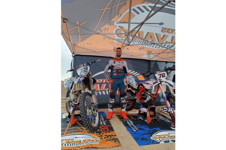 ADHESIVOSEMBARRADOS y las competiciones de enduro y motocross