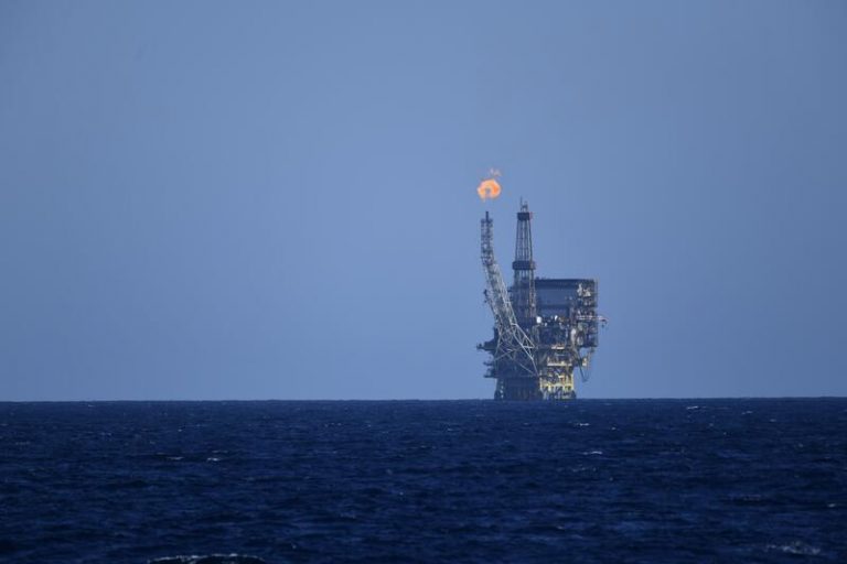 El petróleo repunta de nuevo cerca de un 9% y se sitúa en el entorno de los 105 dólares