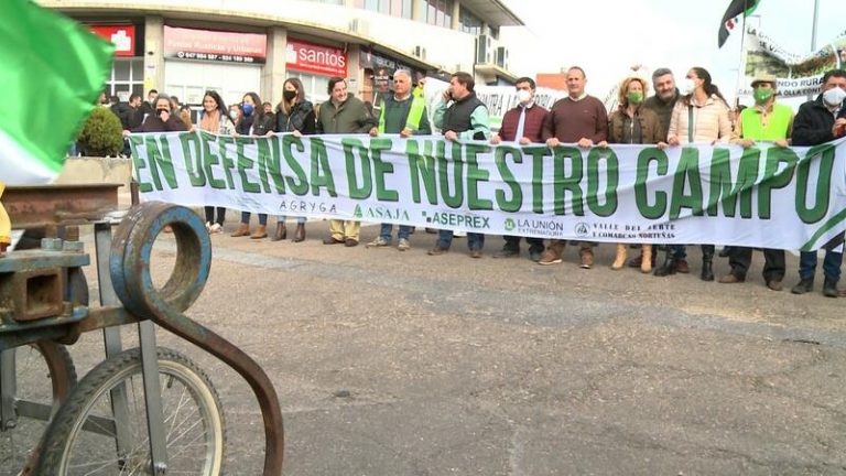 Agricultores extremeños se manifiestan en el inicio de Agroexpo ante la situación del campo y la sequía
