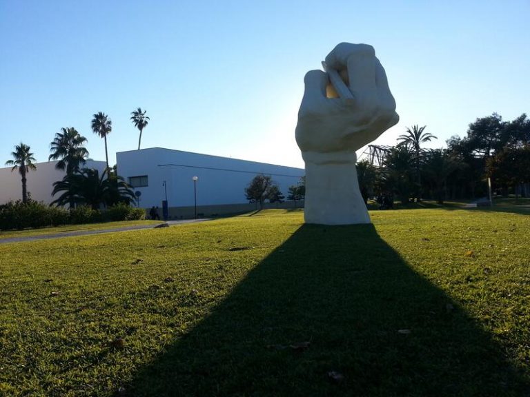 La UA habilita un programa de ayuda global con traducción, acompañamiento psicológico y acogida