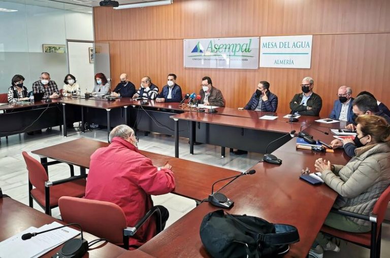 La Mesa del Agua de Almería reclama al Gobierno que fije en 30 céntimos el hectómetro cúbico de agua desalada para riego