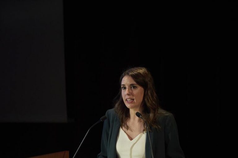 Irene Montero reitera su oposición a la decisión del Gobierno de enviar armas a Ucrania