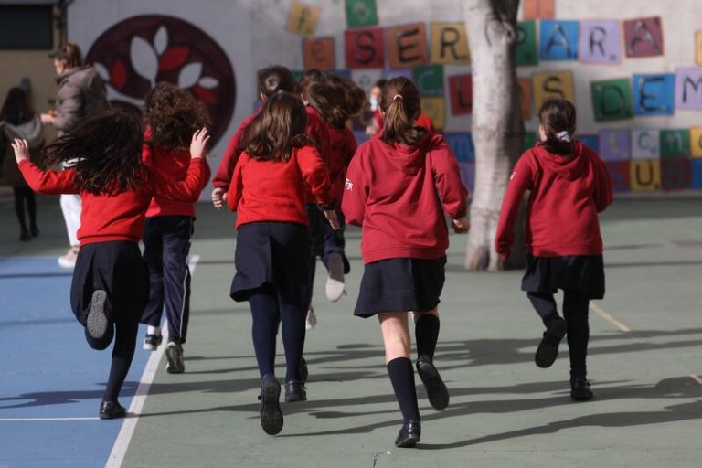 Los colegios cántabros eliminan cuarentenas y las restricciones en exterior