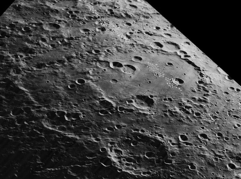Un trozo de cohete impacta en la cara oculta de la Luna