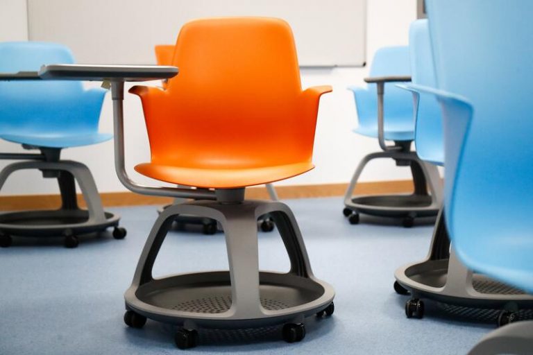 CCOO exige a Educación que se reduzca el máximo de horas lectivas del profesorado con carácter general y básico