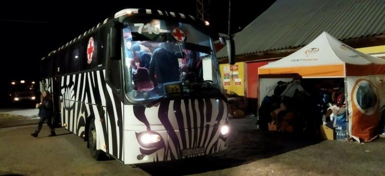 Parte hacia Valencia el primer autobús de familias refugiadas ucranianas de Juntos por la Vida