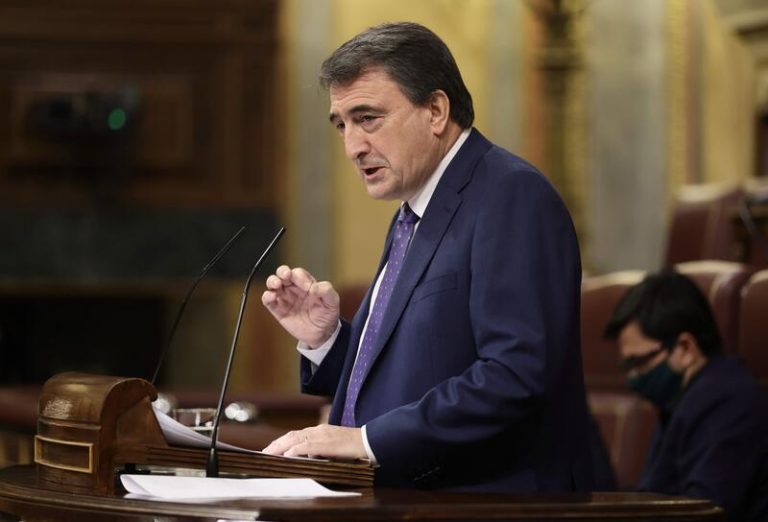 El Congreso debate la reforma del PNV para que el Gobierno rinda cuentas de los mandatos parlamentarios
