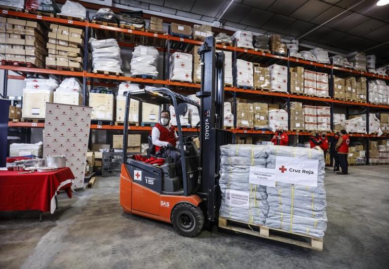 Cruz Roja envía desde Valencia mil toldos de emergencia para personas afectadas con la guerra