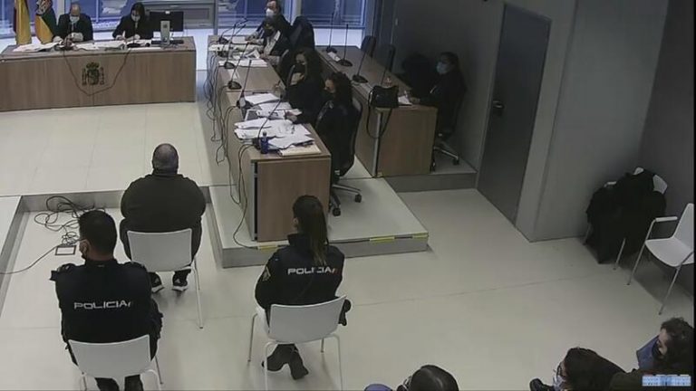 El acusado de matar a su madre en Nájera confiesa entre sollozos que la mató porque ella se lo pidió