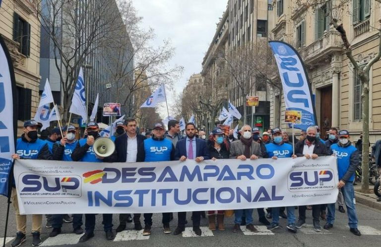 Unas 60 personas se concentran para pedir incentivos para la Policía Nacional en Cataluña