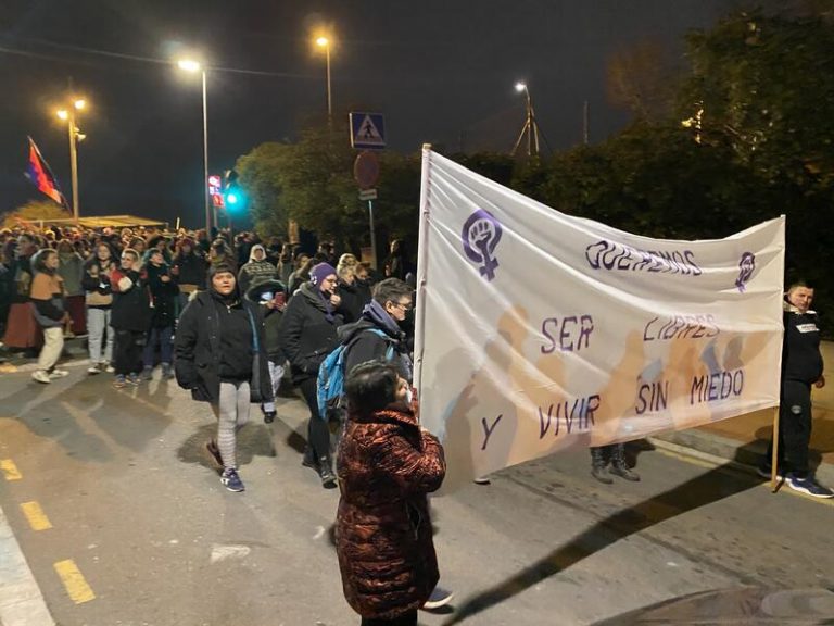 2.000 mujeres protestan en la manifestación nocturna por el 8M en Barcelona