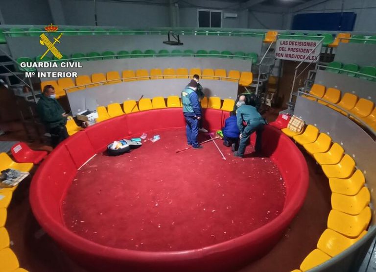 La Guardia Civil desmantela en Murcia un tentadero ilegal de peleas de gallos con 80 personas reunidas