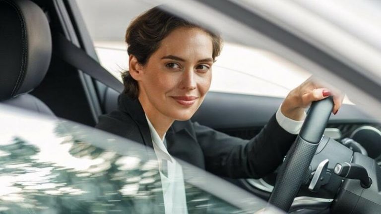 Las mujeres dedican un 4% más de su salario a comprar un coche que hace cinco años
