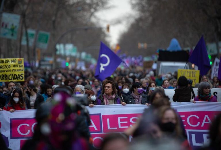 Empieza la manifestación feminista en Barcelona con miles de personas
