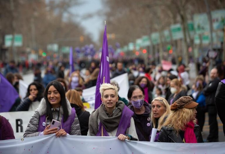 Unas 15.000 personas se manifiestan en Barcelona por el Día de la Mujer