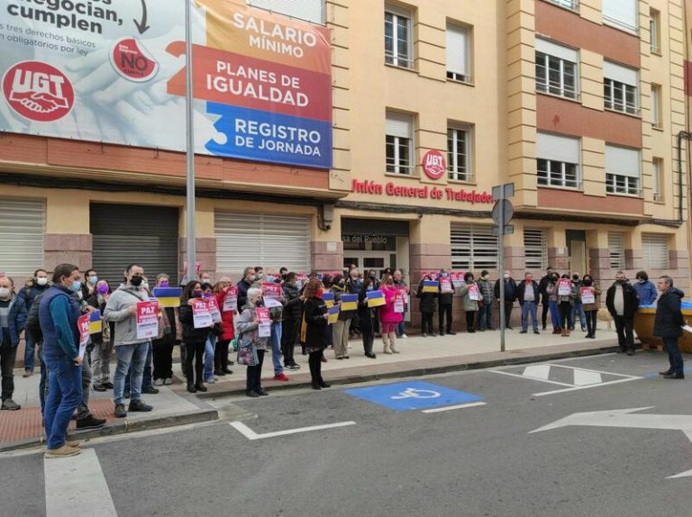 Trabajadores se concentran en toda España ante sus centros de trabajo para decir 'no a la guerra'