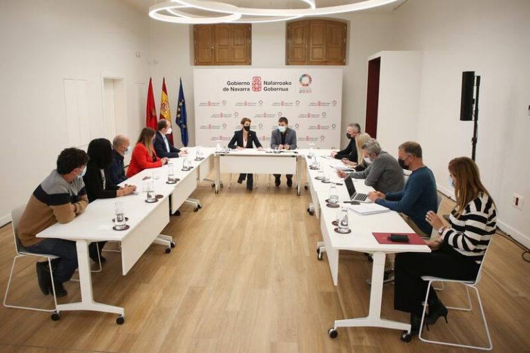 La presidenta de Navarra garantiza la atención del Gobierno foral a las personas refugiadas por la invasión