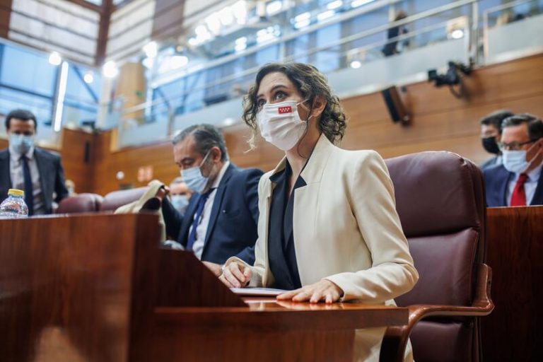 Ayuso se enfrentará en el Pleno la Asamblea a las preguntas de la izquierda sobre el contrato vinculado a su hermano