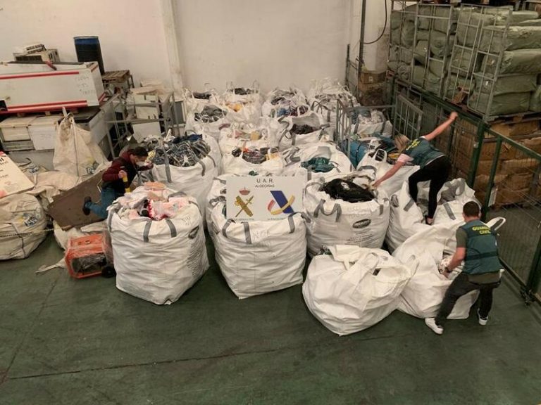 La Guardia Civil interviene en Algeciras (Cádiz) más de 30.000 prendas falsificadas por valor de diez millones