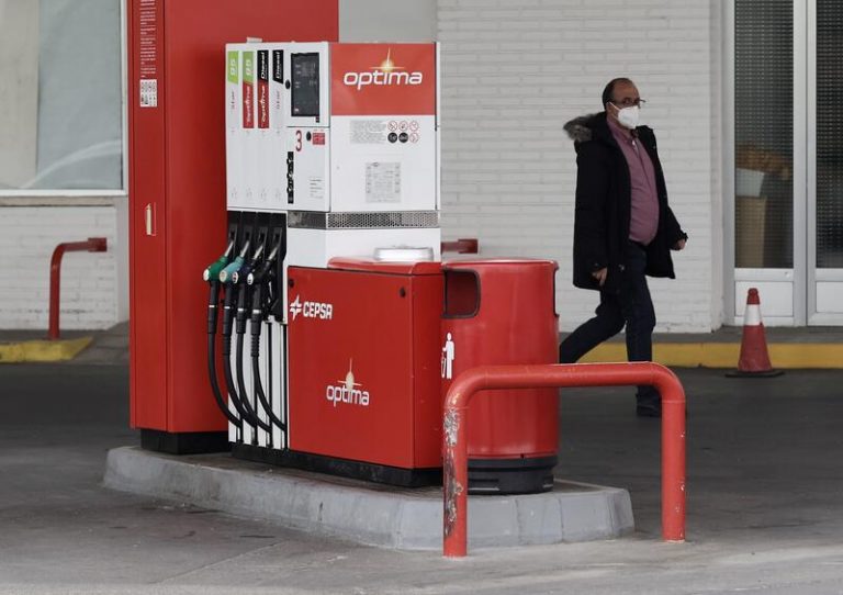 La gasolina sube un 4,41%, el gasóleo un 5,68% y ambos se desbocan a nuevos máximos históricos por el petróleo