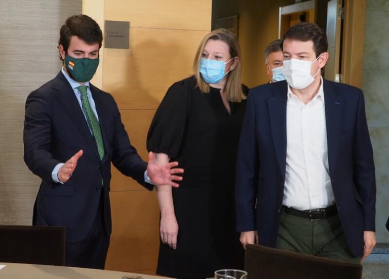 Vox presidirá las Cortes de Castilla y León y ostentará la Vicepresidencia y tres consejerías en el Gobierno de Mañueco