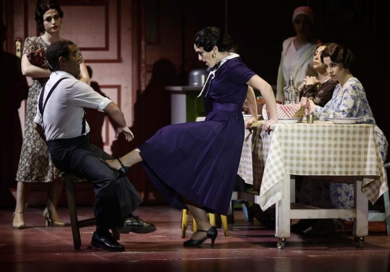 La productora 'El Médico' y 'El tiempo entre costuras' ofrecerá funciones solidarias de ambos musicales