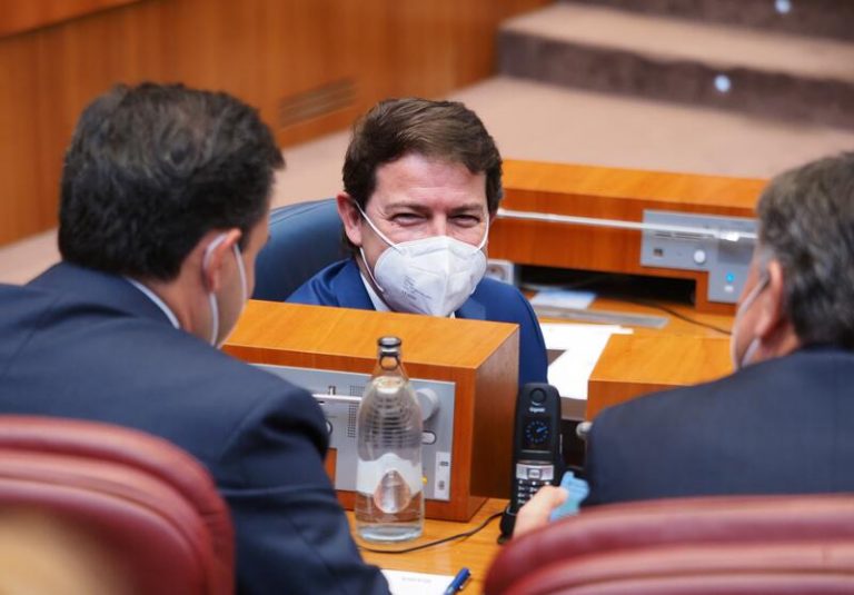 Mañueco señala a Feijóo como defensor de la autonomía de partidos