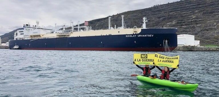Greenpeace denuncia frente a un metanero ruso que el gas que entra por el Puerto de Bilbao financia la guerra de Ucrania