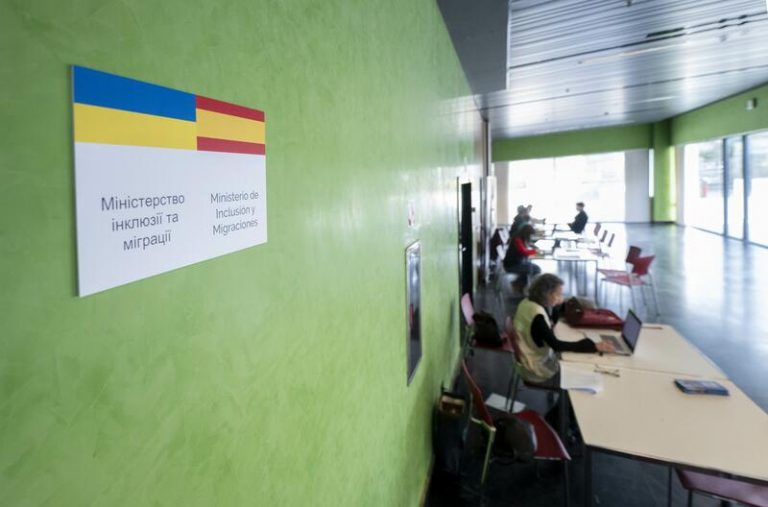 El Gobierno pone en funcionamiento un call center en ucraniano para atender a refugiados