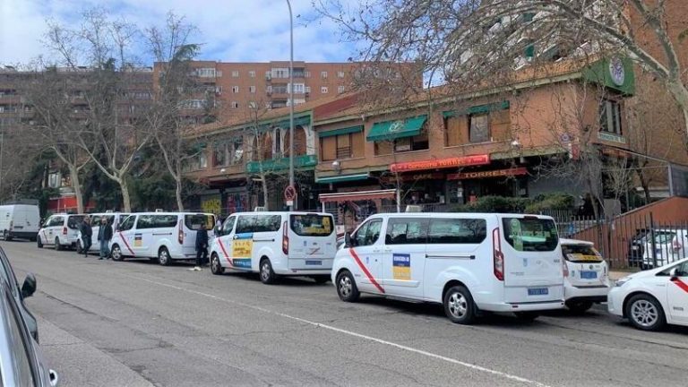 Taxistas madrileños viajan a la frontera polaca para llevar fármacos a refugiados