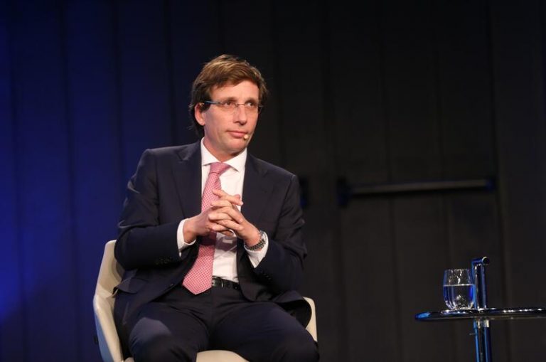 Almeida no ve sentido a renombrar Atocha y propone llamar Rita Barberá al aeropuerto de Valencia