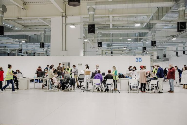 Llegan al Hospital Enfermera Isabel Zendal 52 ciudadanos ucranianos procedentes de Cracovia