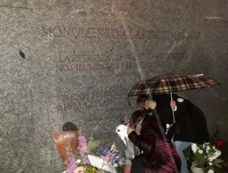 Velas, flores y poemas recuerdan a las víctimas de los atentados terroristas en la estación de El Pozo