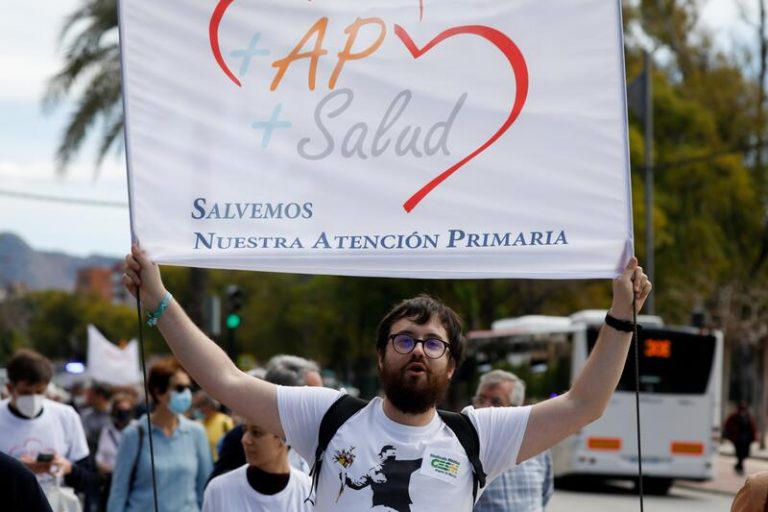 La 'Marea Blanca' vuelve a marchar por la ciudad de Murcia en defensa de la Atención Primaria