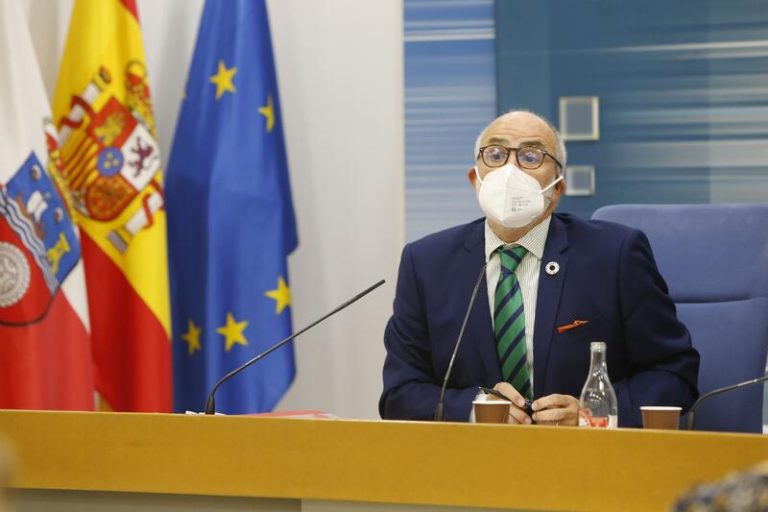 Consejero de Sanidad de Cantabria llevaba pensando en dimitir desde Navidad