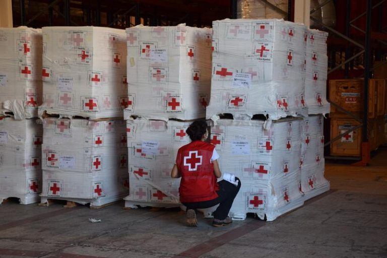 Cruz Roja envía 13,7 toneladas de ayuda humanitaria para Ucrania desde su centro de Las Palmas de Gran Canaria