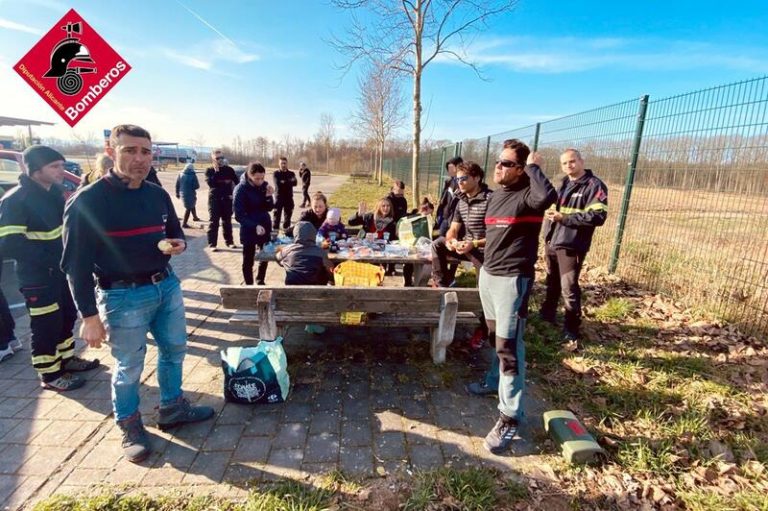 Llegan a Torrevieja 27 refugiados ucranianos con la caravana de bomberos voluntarios de Alicante