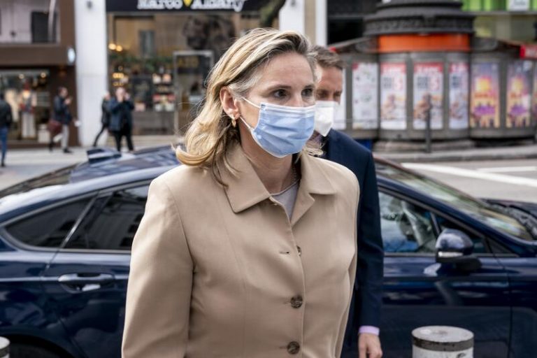 Madrid pedirá a Sánchez mayor coordinación para atender a refugiados y una solución a la subida de la luz