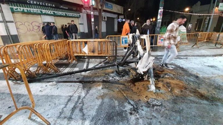 Queman parte de la falla Avenida Burjassot-Joaquín Ballester de Valencia