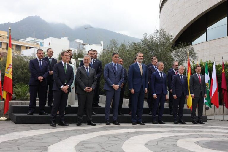 Aragonés no acude a la foto de familia de la Conferencia de Presidentes para evitar el encuentro con el Rey
