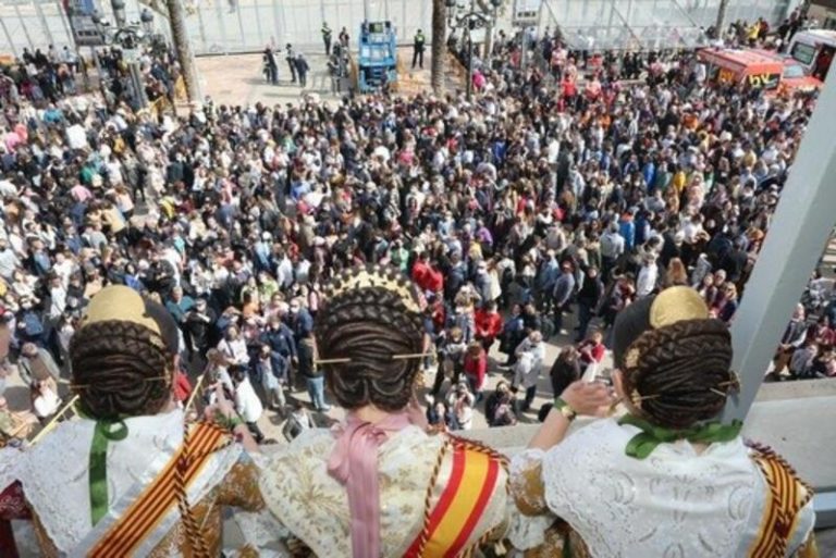 Cruz Roja atiende a 36 personas en la 'mascletà' de este domingo en la plaza del Ayuntamiento de Valencia