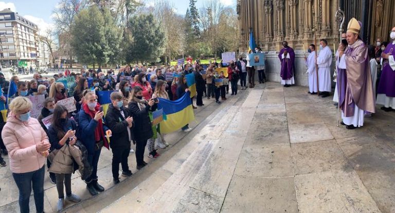Obispo de Vitoria recibe a un centenar de ucranianos residentes en la ciudad
