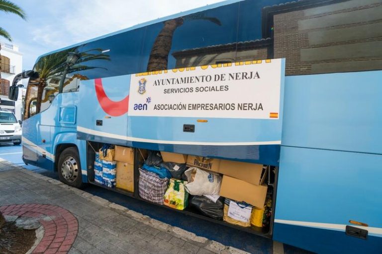Nerja fleta un autobús con ayuda humanitaria y para traer refugiados