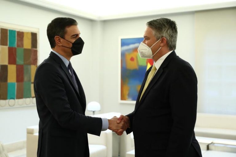 Sánchez coincide con el secretario general de la OCDE en la necesidad de aislar a Putin en los foros internacionales