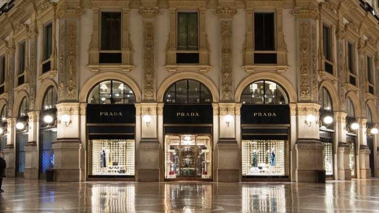Prada vuelve a beneficios en 2021 con 294 millones