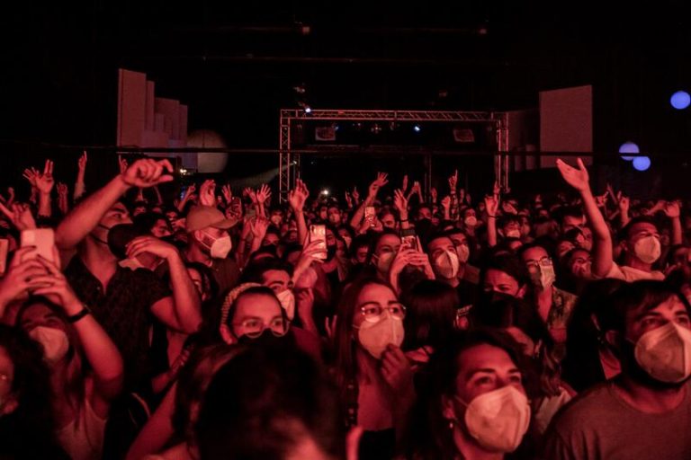 Permitido el consumo de alimentos y bebidas de pie en salas, espacios multiusos y pistas de baile en Madrid