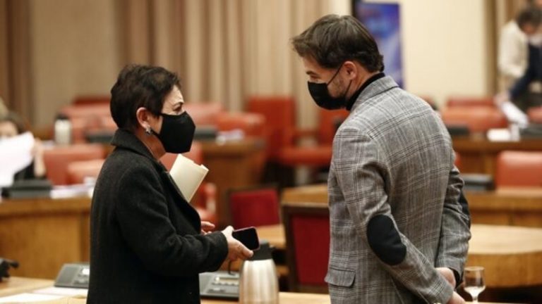 Socios del Gobierno apoyan bajar impuestos a hidrocarburos pero subirlos a las grandes eléctricas